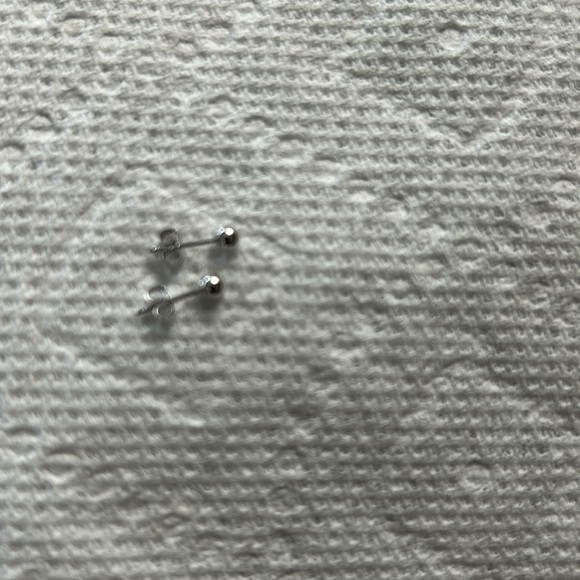 Ordina 14k white gold, 3mm stud earrings. New, never worn: excellent! - Picture 2 of 6